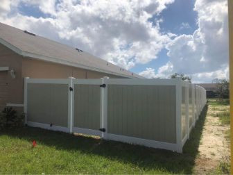 grey vinyl fence matching a cape coral residence's aesthetics 